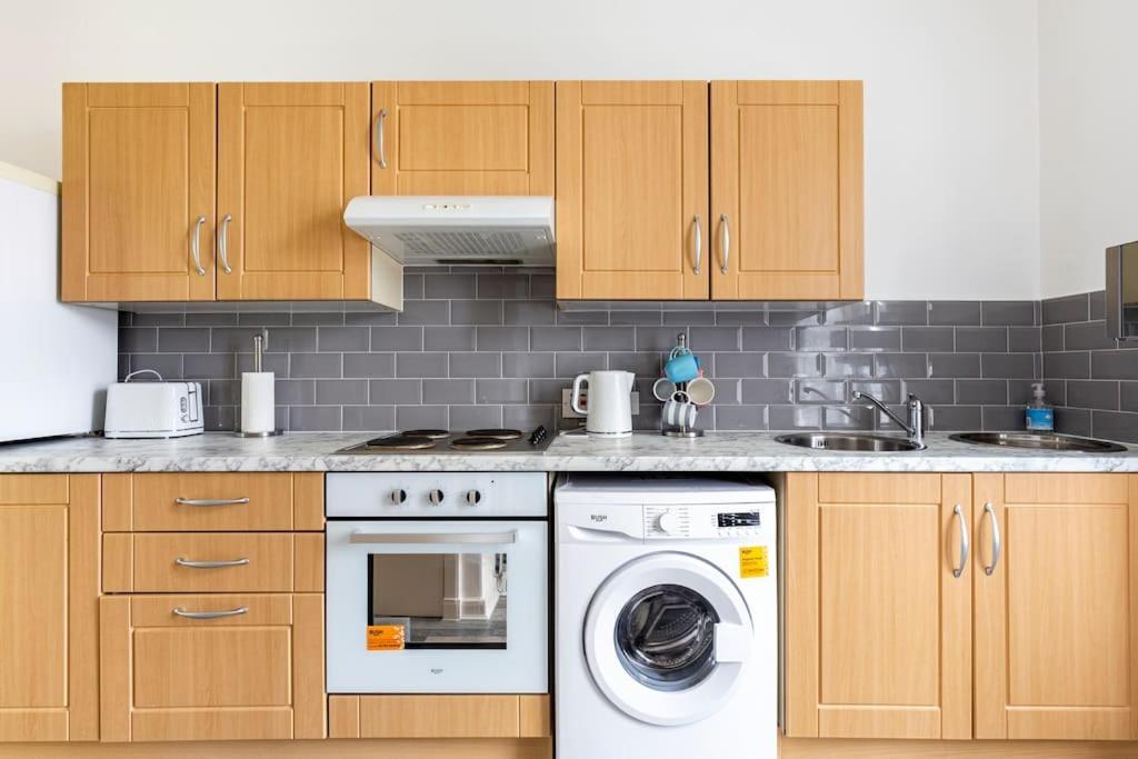 Spacious Stylish Centraly Located Flat Near Beach Ларгс Экстерьер фото